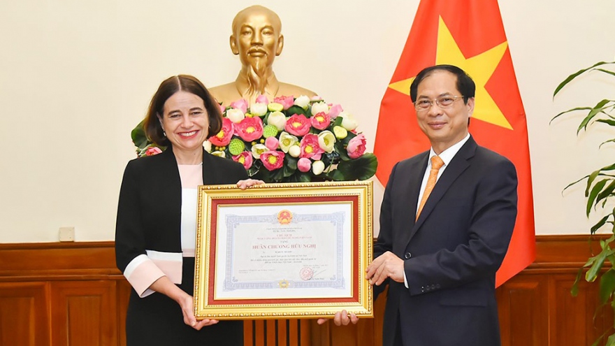 Australian Ambassador awarded Vietnam Friendship Order